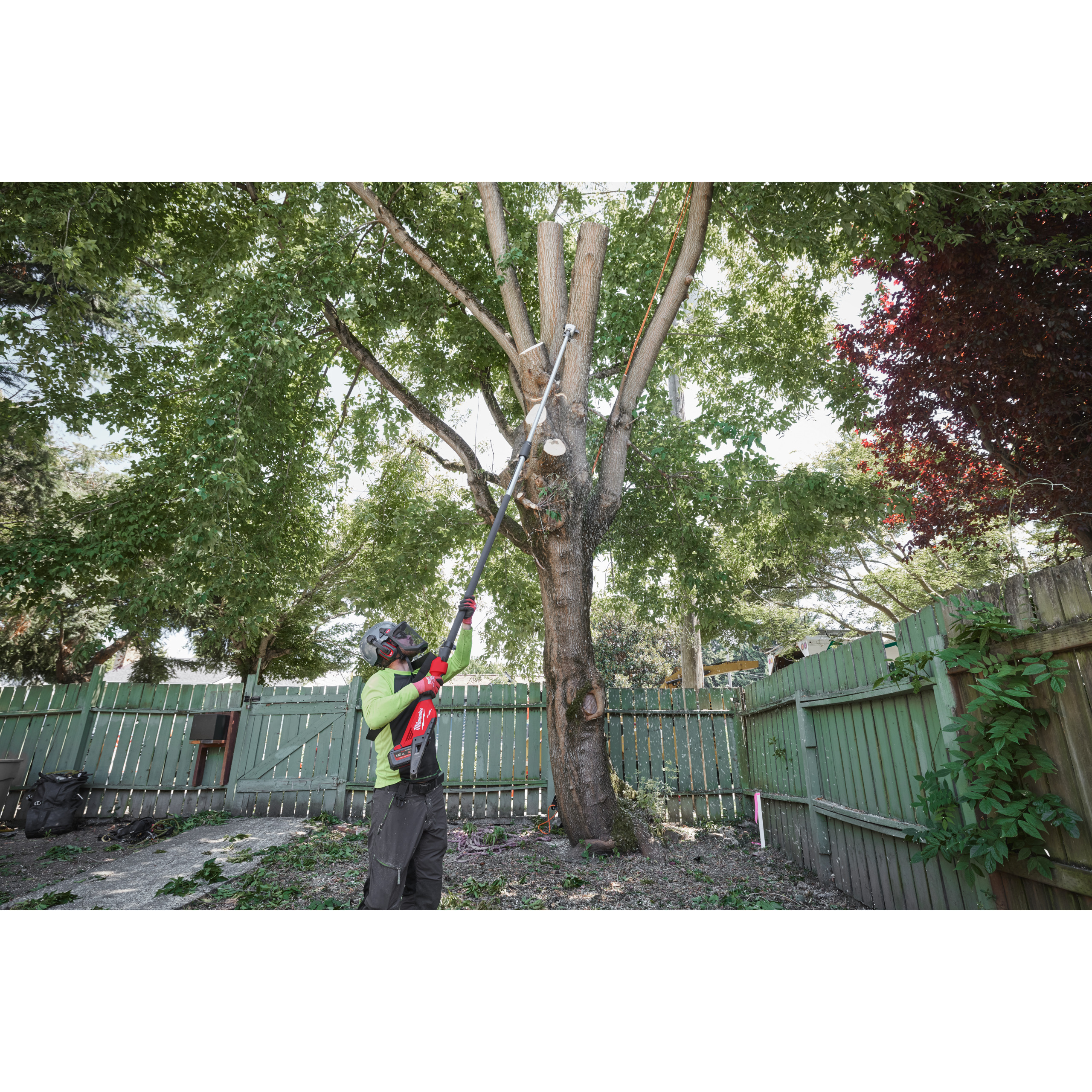 Anwendungsbild Milwaukee M18FTPS30-121 M18 FUEL™ Akku-Teleskop-Astsäge 4933480869